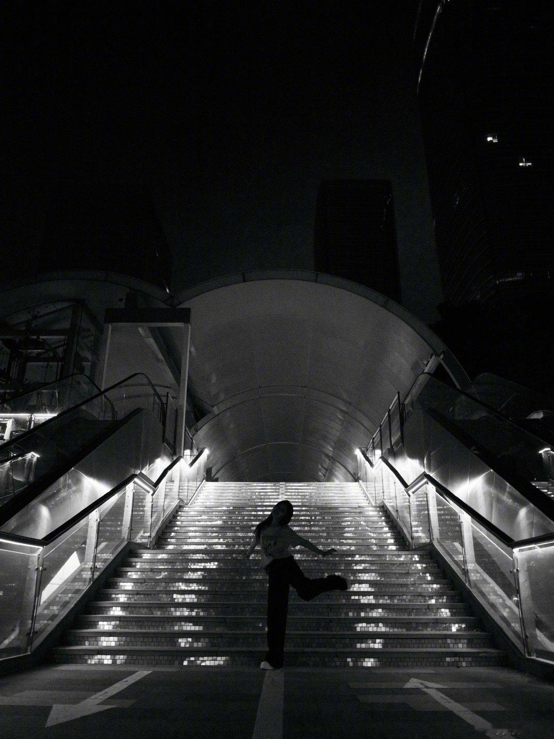 谭松韵饭后消食随拍来啦~ 韵宝的笑容真的好有感染力呀，想和 一起散步闲逛呀~ 