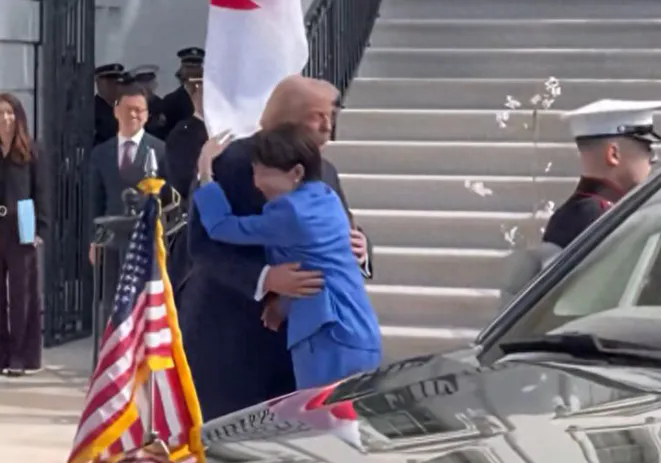 高市早苗访特朗普：媚态拉满，美日同盟再紧绑！#高市早苗# 高市早苗访白宫见特朗普