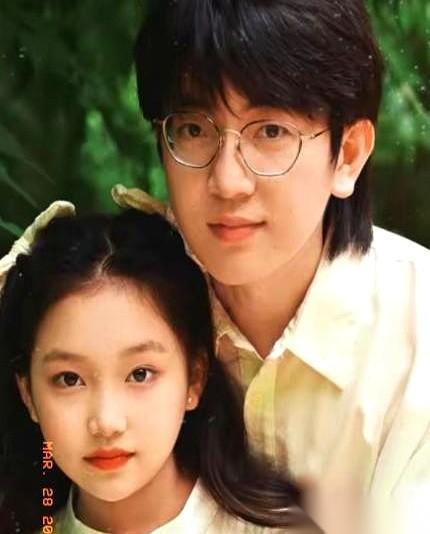 上海一个普通上班族，领养了个12岁的盲童女孩。
他掏空积蓄，又找朋友借钱，凑了整