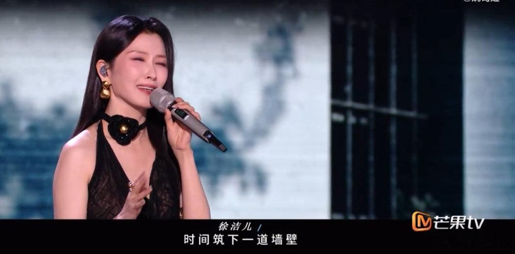 徐洁儿徐洁儿坚强的女人不能哭浪姐看的就是女生爱女生认真对待每一次演唱，两位姐姐全