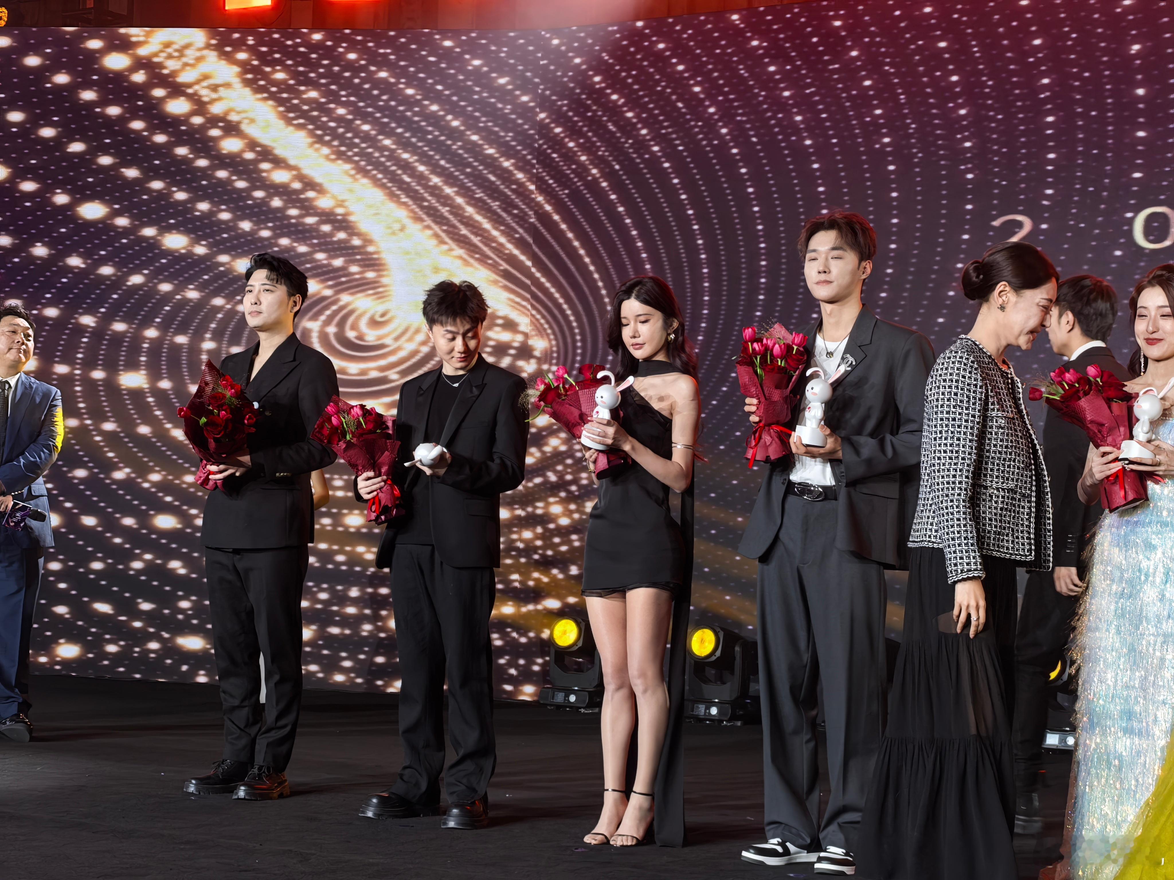 看看银家抖快网红，这小模样。微博大V聚会，一桌男的头发加一起都没我多。 