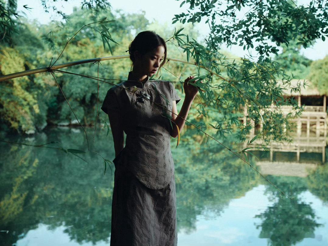 欧阳娜娜竹林旗袍造型美神降临 🖼️宛如从古画中走出的江南少女，旗袍勾勒温婉气质