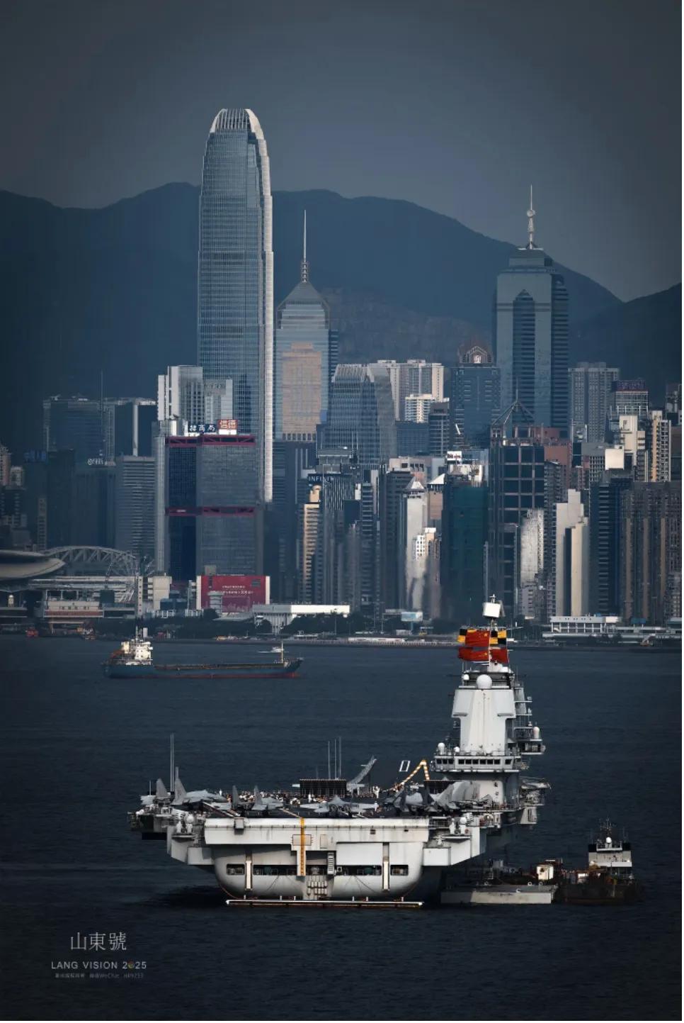 航母访港，各国反应真实且完全可预测！
🇺🇸大漂亮军事专家金莱尔表示，山东舰与