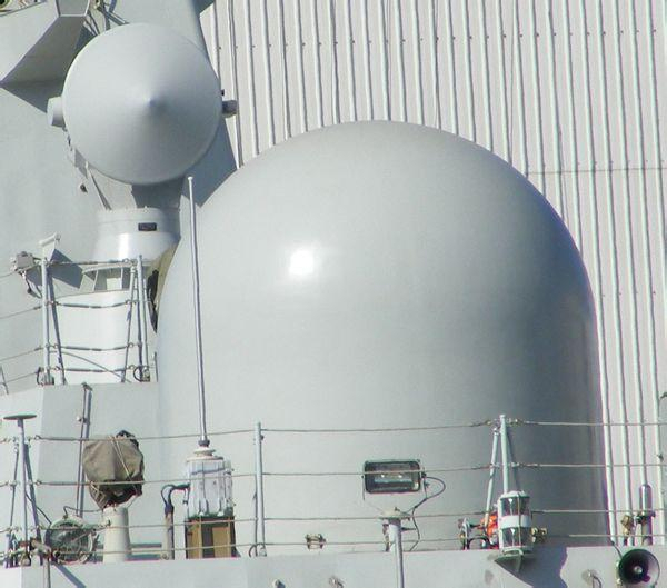 由于电磁波的直线传播特性，舰载雷达通常有超视距的探测盲区位于地平线下的远距离目标