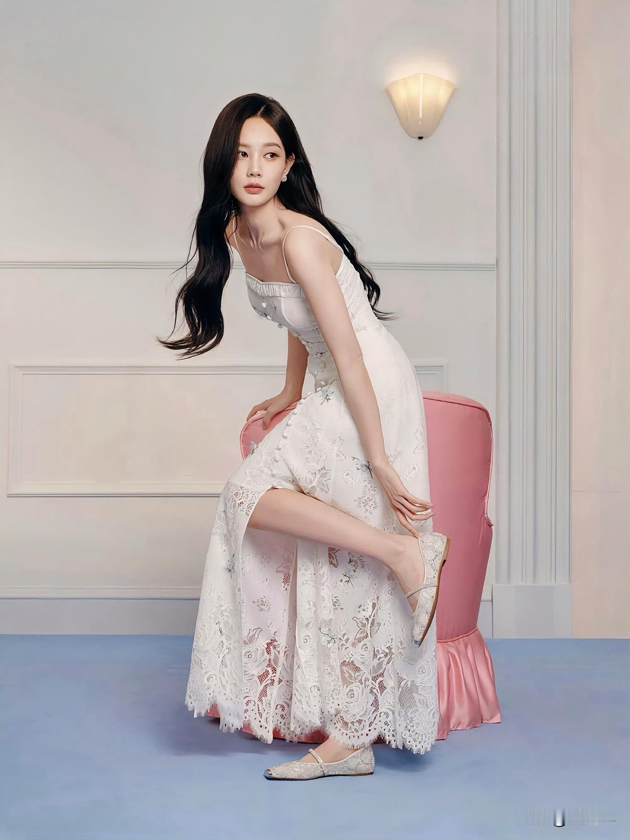 原以为李一桐的白裙够美了，看到她的鞋子我直接被种草！