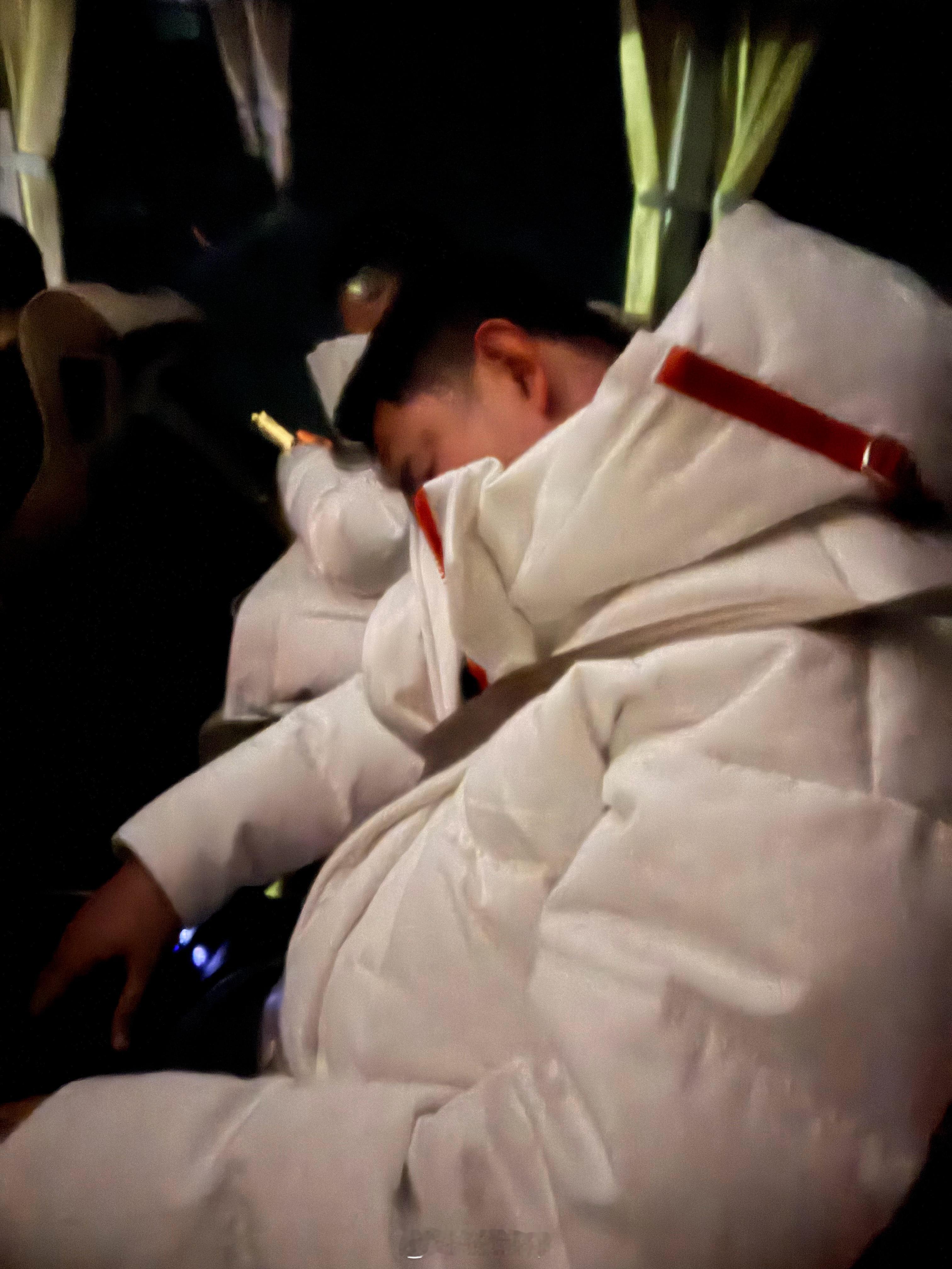 奔驰冰雪第一天活动结束，我们在返程的大巴上了，已经睡着了，这时候我应该多发几条微