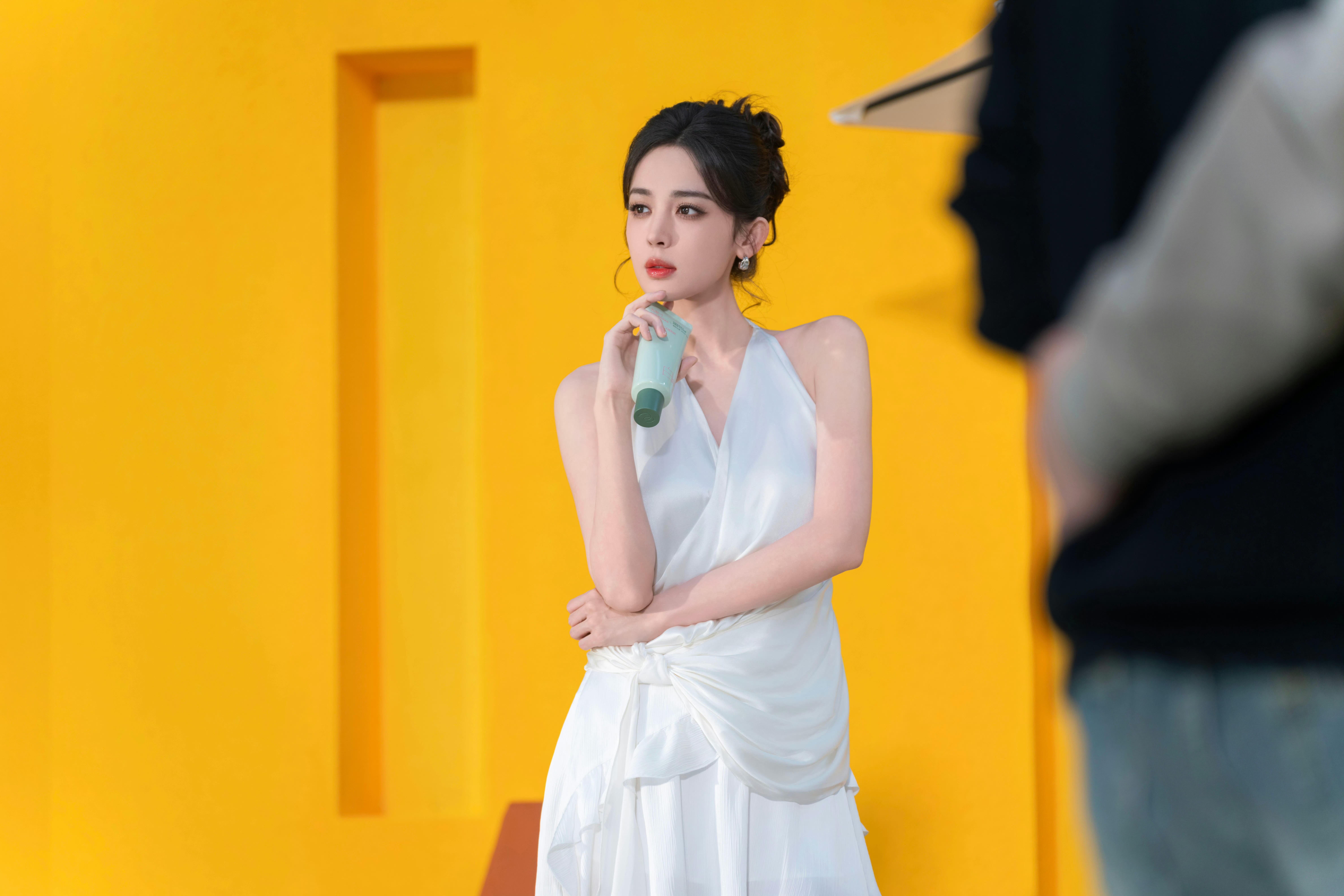 古力娜扎Fragile Heart白色挂脖裙，✨ 露背设计+不规则荷叶边，丝缎质