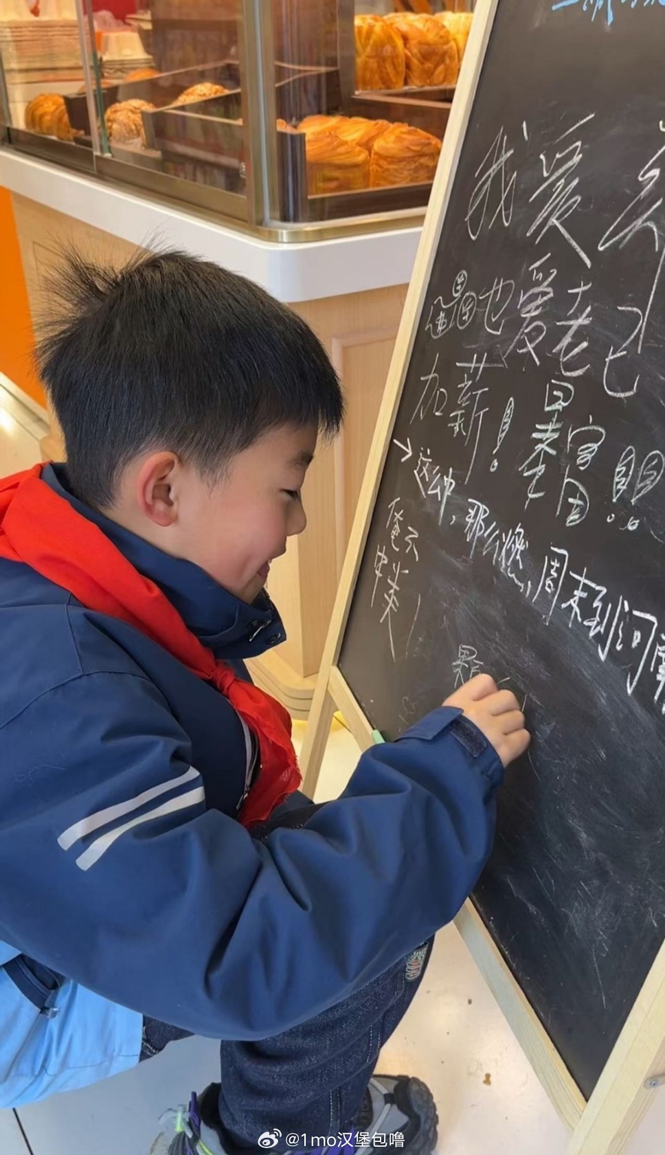 刘震云回应便利店文学角走红河南便利店文学角火出圈，刘震云提笔开篇，一块小黑板装下