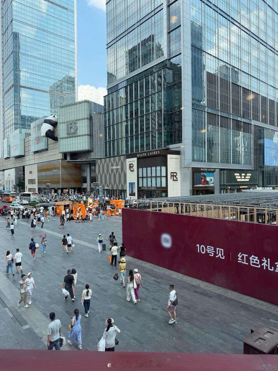 刷到好多人发春熙路这一片红色围挡，氛围感直接拉满！严严实实全部围起来，神秘感直接