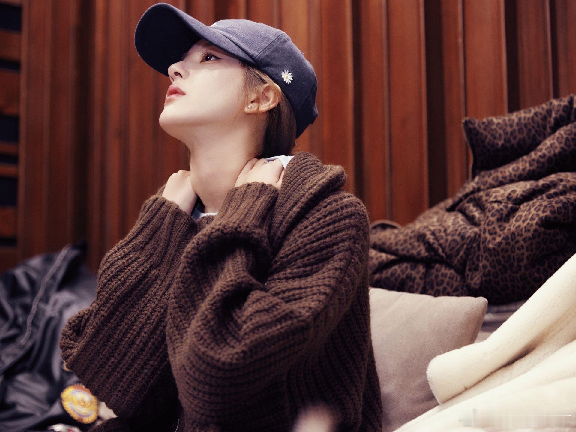 赵露思 卸下喧嚣独享静谧时光，赵露思神态安然眉眼温婉。用心聆听与演绎，柔和氛围感