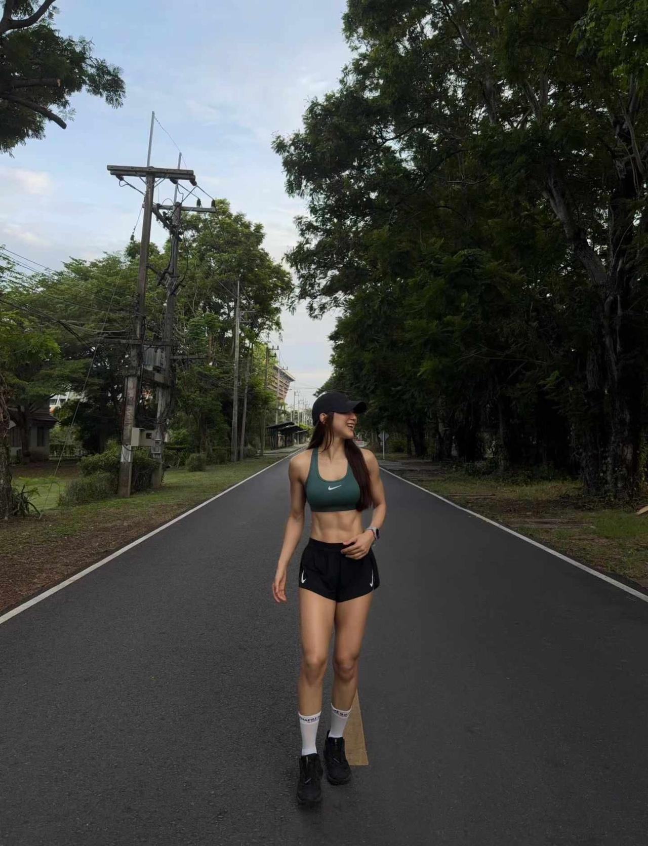 🏃‍♀️晨跑，把阳光跑进心里～
跑出最自由的姿态 生来热爱而自由 sportc