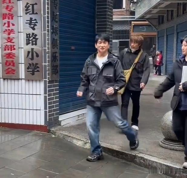 55岁吴奇隆在武汉被偶遇，他个子不高身材五五分，打扮朴素好普通啊！[得意][得意