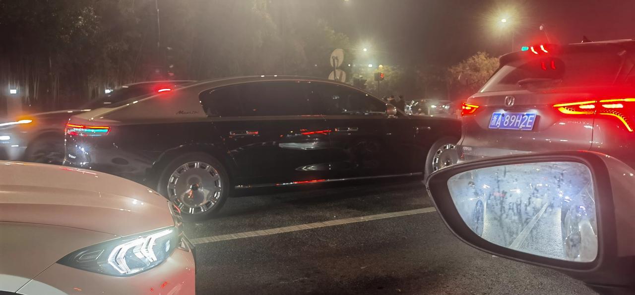 我发现在杭州的马路上，尊界越来越多了，就在上个还看不到这么多，就这两周，在高架上