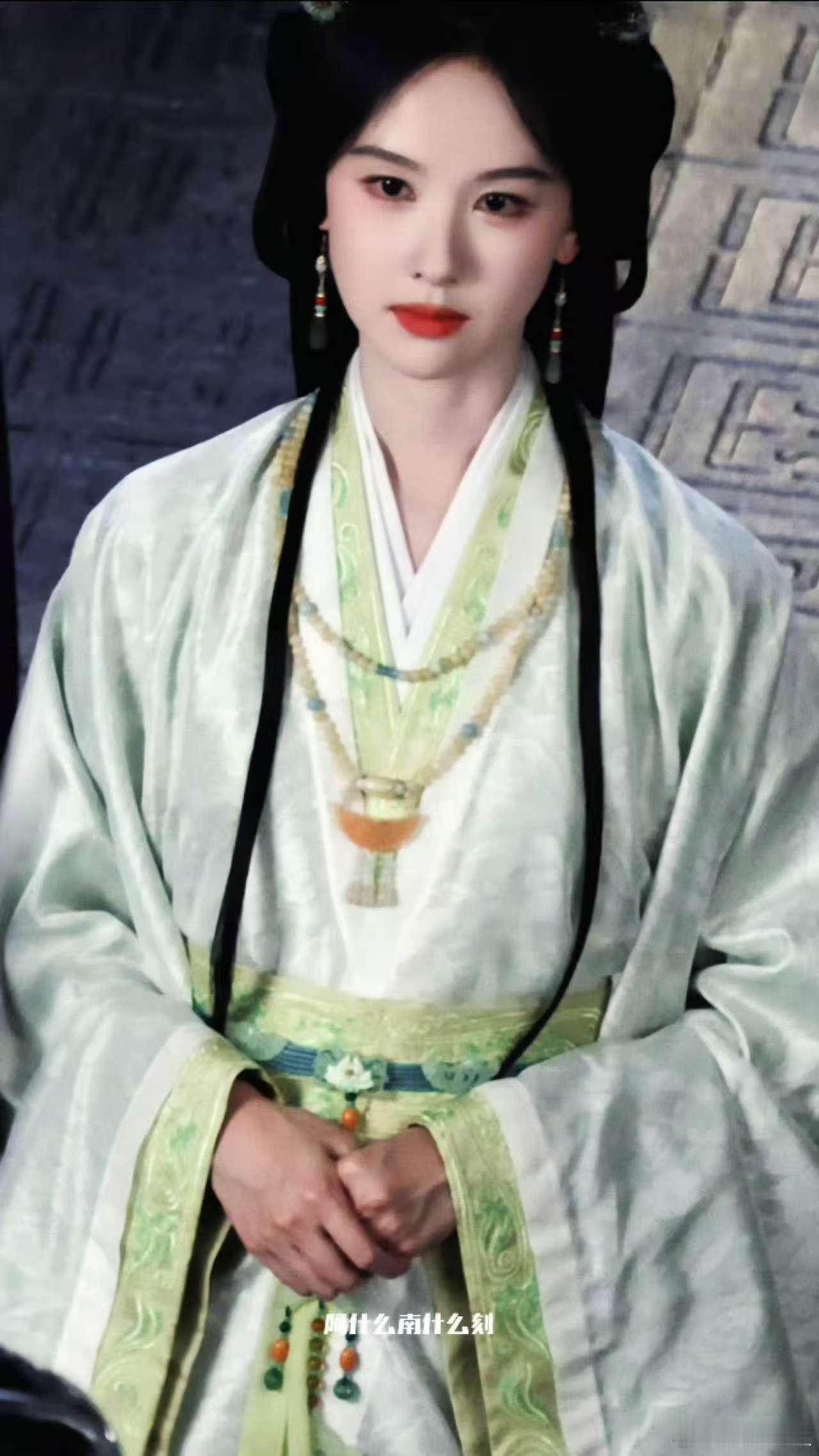 陈都灵翘楚青衣造型陈都灵青衣路透陈都灵青衣路透，好美，[送花花][送花花] ​​