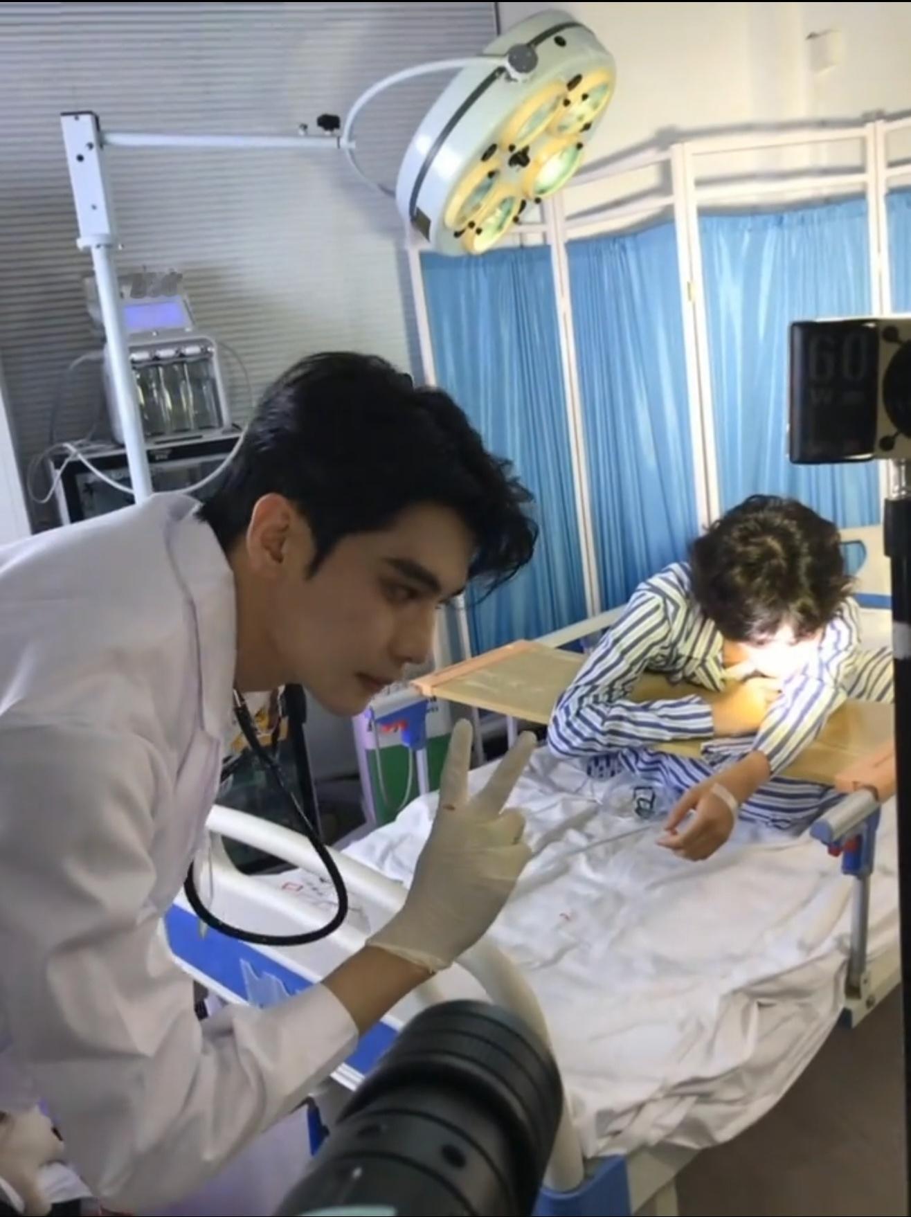 这大夫想吃投诉了 对着病人比耶 ​​​