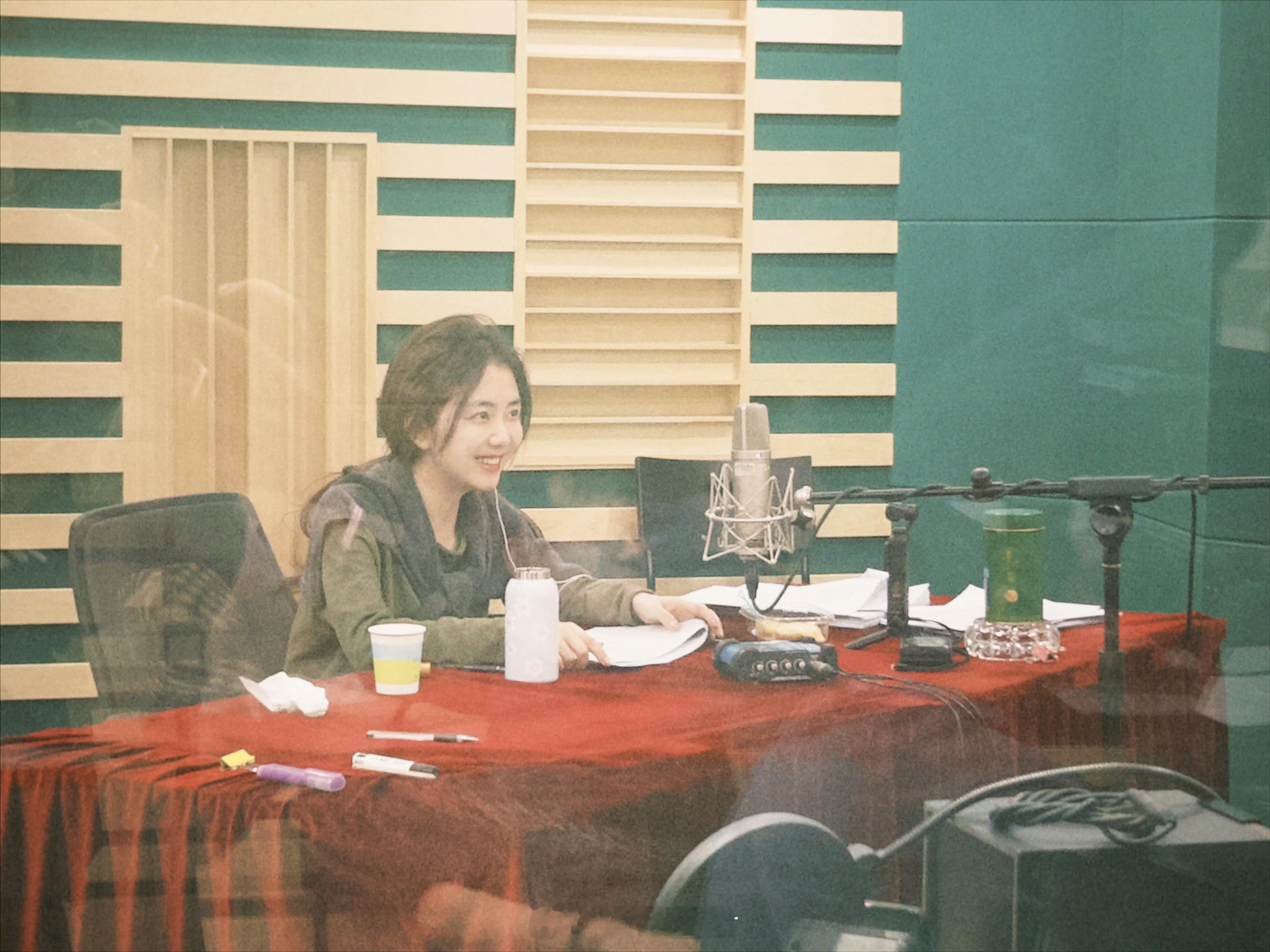 谭松韵应该是在给兰香如故配音，应该也快来了。 