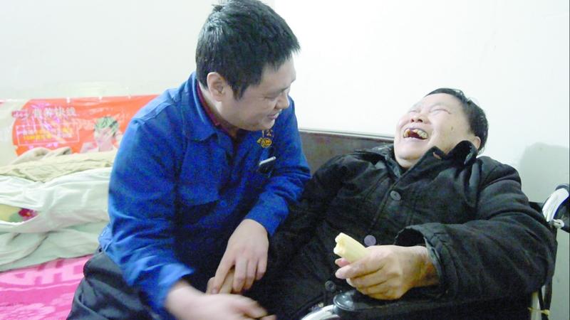 10月8日河南发生的这事真让人愤怒。小伙张卫峰凌晨碰到一位母亲在荒野狂奔拦车求助