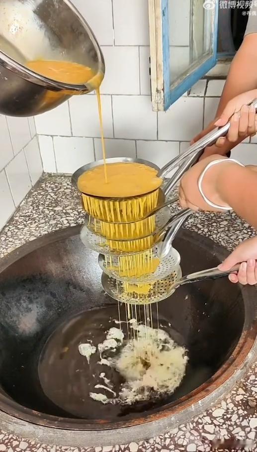 炸个蛋花居然要6只手 这不是7只手吗，这道菜，一家三口都做不了 