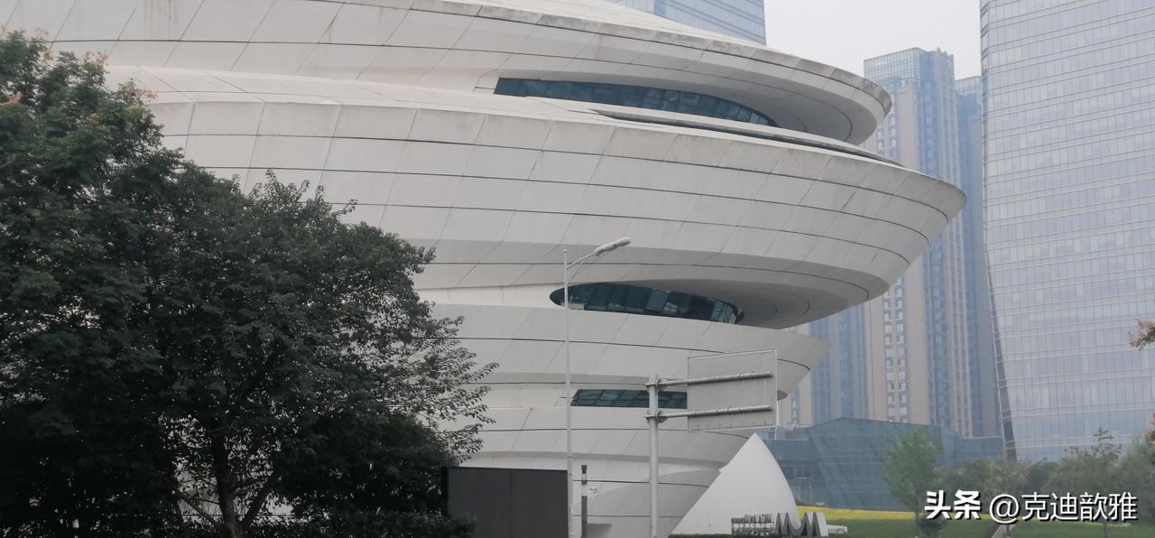 走过彩票店，有几个人在里面买彩票，说今晚开奖。
说起彩票，让我想起多年以前，有位