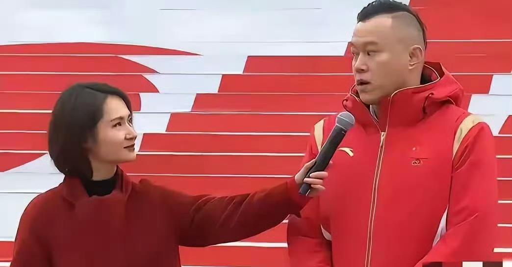女主持人站如松采访咱中国人，下一秒换到外国演员，嚯！直接半蹲成“弹簧精”！关键是