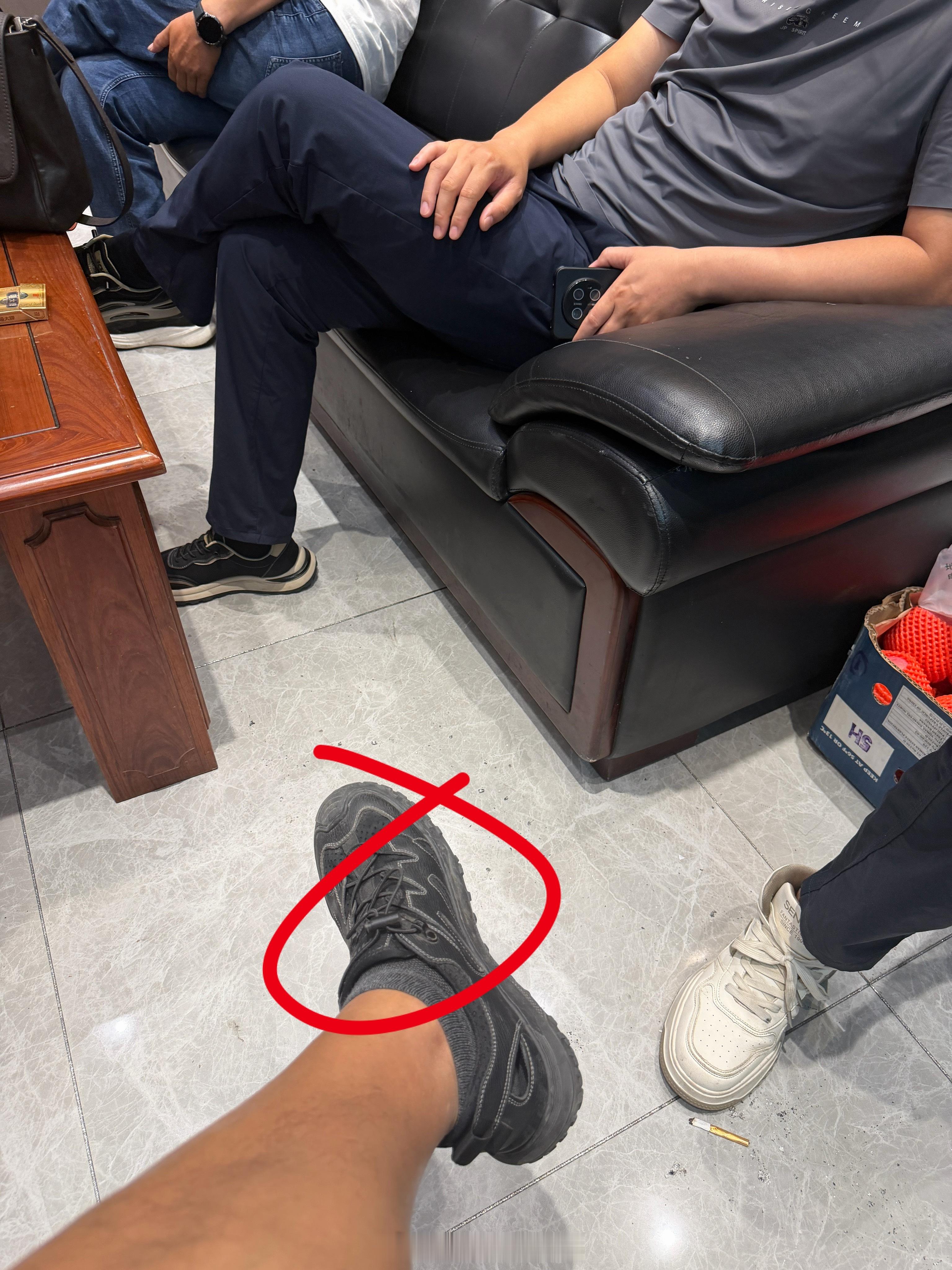 参加一个葬礼，这两天运动后脚面疼，我担心是痛风或者其他的问题，正好姐夫来了，他是