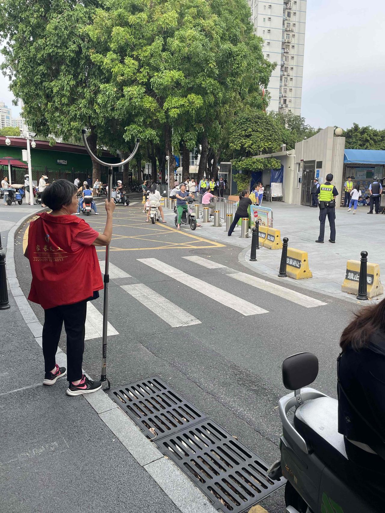 下午接孙子放学，这个奶奶霸气，如果有坏人来的话，这个坏人肯定死定了！
