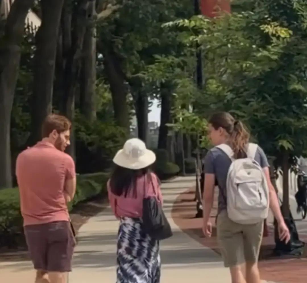 总有人觉得，搞学术的、尤其是女学霸，就该是一副不修边幅的样子，好像聪明和爱美是两