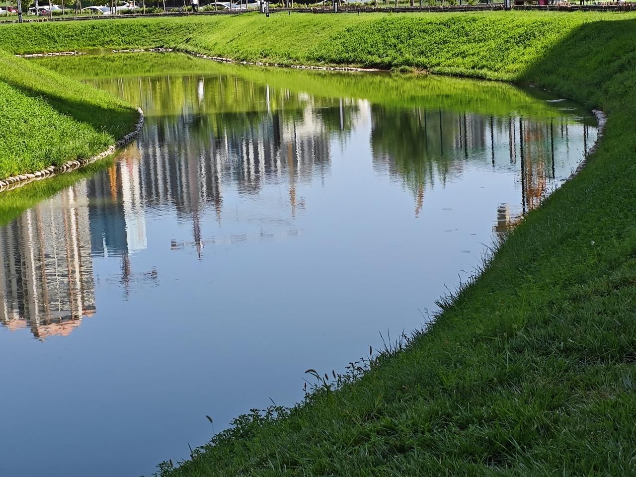 《长相思.七夕》
花一秋，草一秋。轻捻光阴眉眼柔。温情忘了收。
一回眸，两回眸。