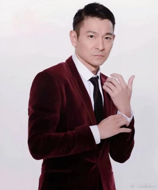 主持人问王晶:刘德华保持长红的秘诀是什么？他从出道一直红到现在。 王晶说:很简单