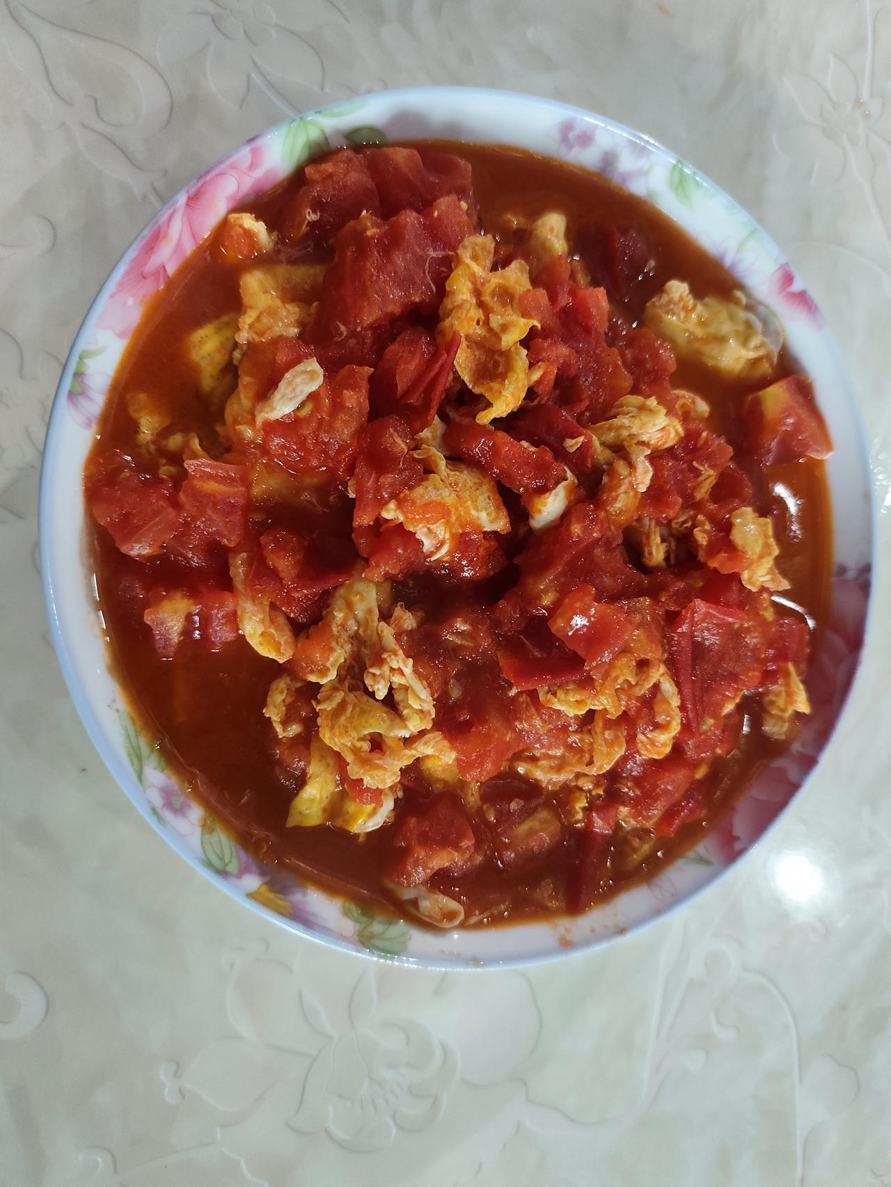 我最爱吃的番茄鸡蛋花。
意外吧？
夏天吃米饭的时候，来一碗番茄炒鸡蛋，酸酸甜甜的