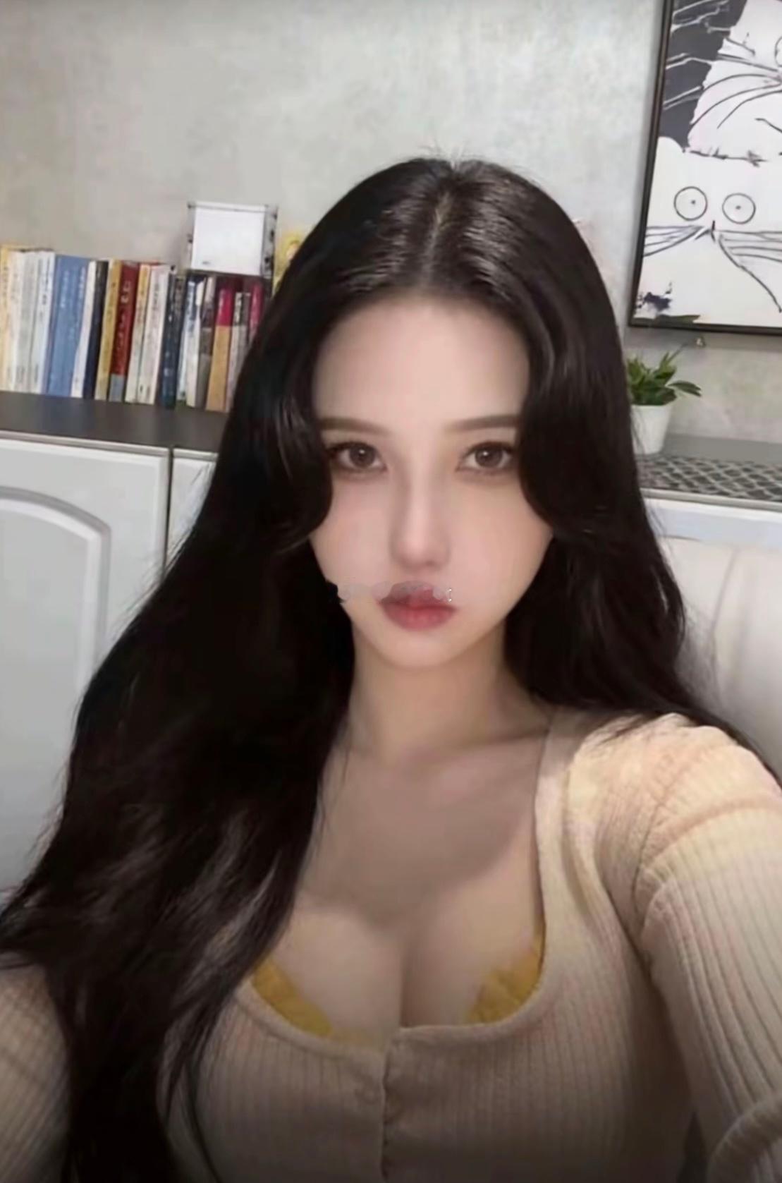 网红童锦程前女友真容曝光，毕业于复旦大学历史系，妥妥的颜值与智慧于一身，可惜价值