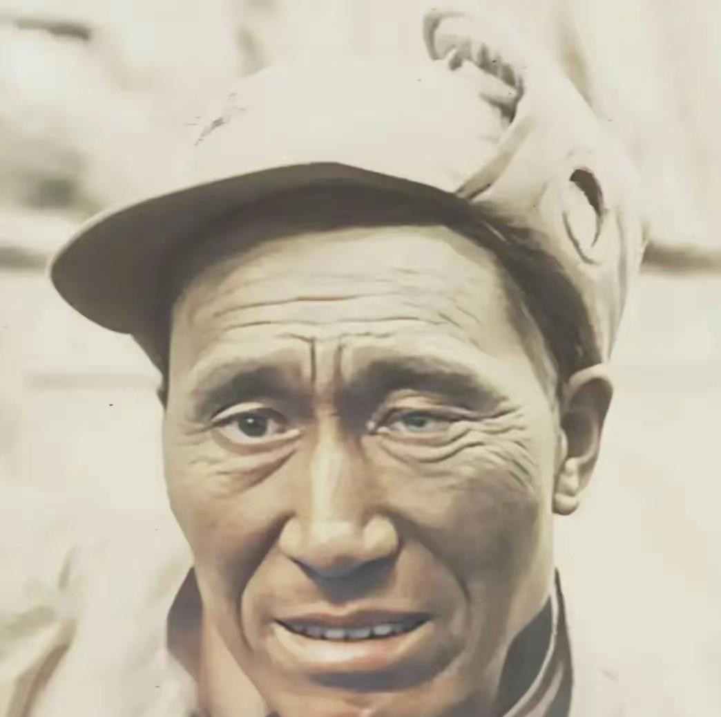1948年12月，傅作义嫡系35军少将副师长常效伟被俘，这是当时被俘虏时的照片，
