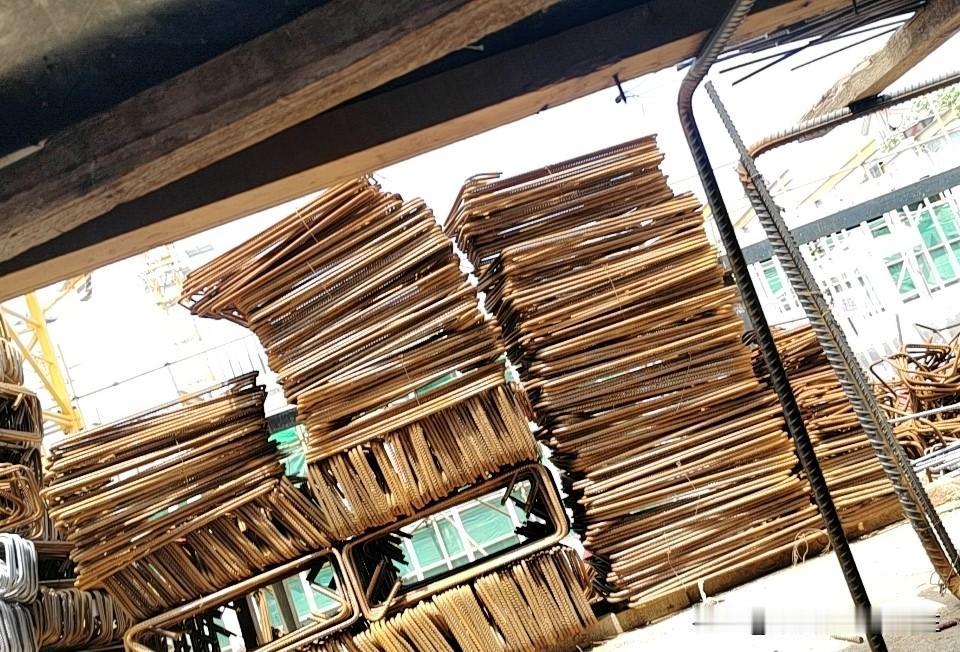 最近天气越来越热，工地干活的农民工真是太遭罪了，本来出大力干活就累得浑身发软，高