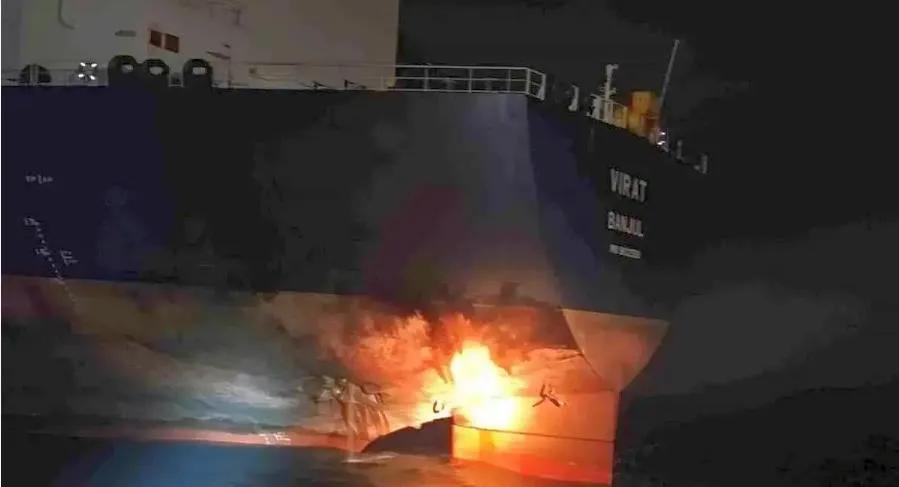 乌军无人艇在黑海袭击了悬挂冈比亚国旗、正驶往新罗西斯克港的油轮“凯罗斯”号和“维