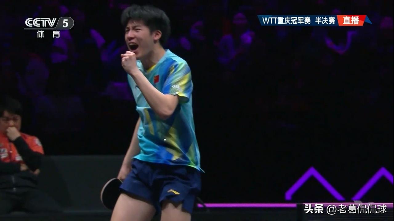 中国男乒小将温瑞博真是一鸣惊人！在刚刚结束的一场WTT重庆冠军赛男单半决赛中，1