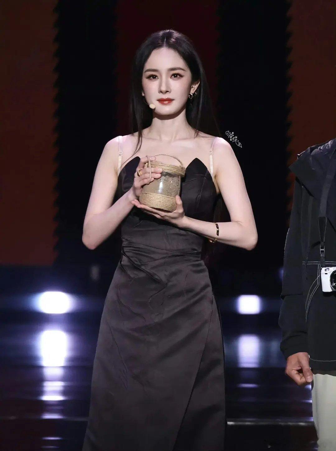 恭喜杨幂拿下总台视后，麦子熟了，相信今年一定是一个丰收之年