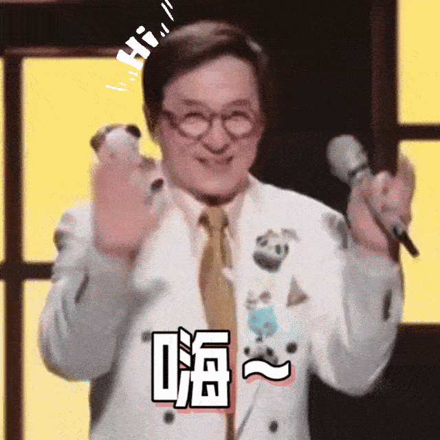张杰吓得在心里问了一百遍为什么成龙表扬张杰来着现场氛围趣味十足，张杰被前辈半开玩