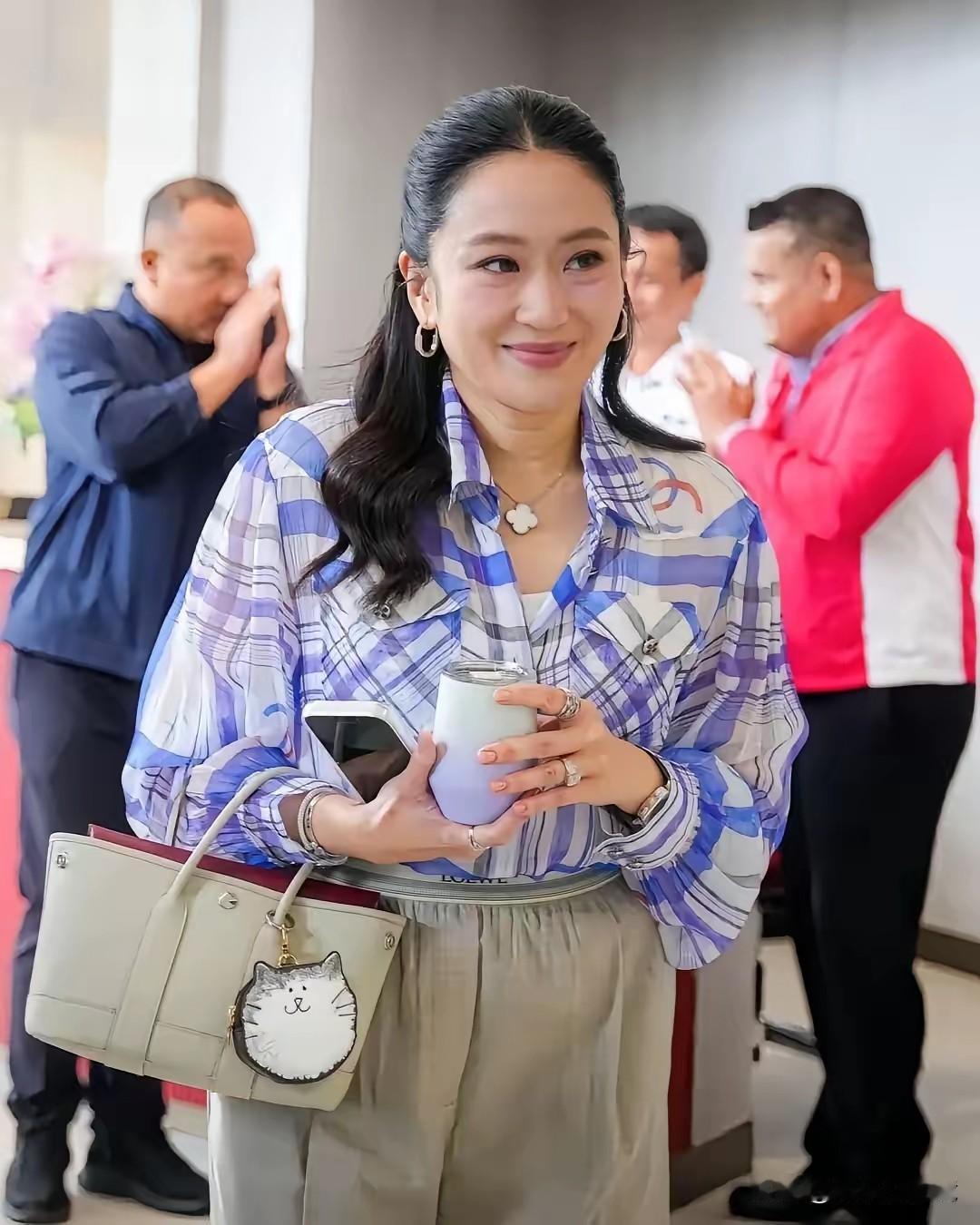 说实在的，无论是气质，颜值还是能力，佩通坦都比姑姑英拉差得远。
英拉容颜靓丽，气