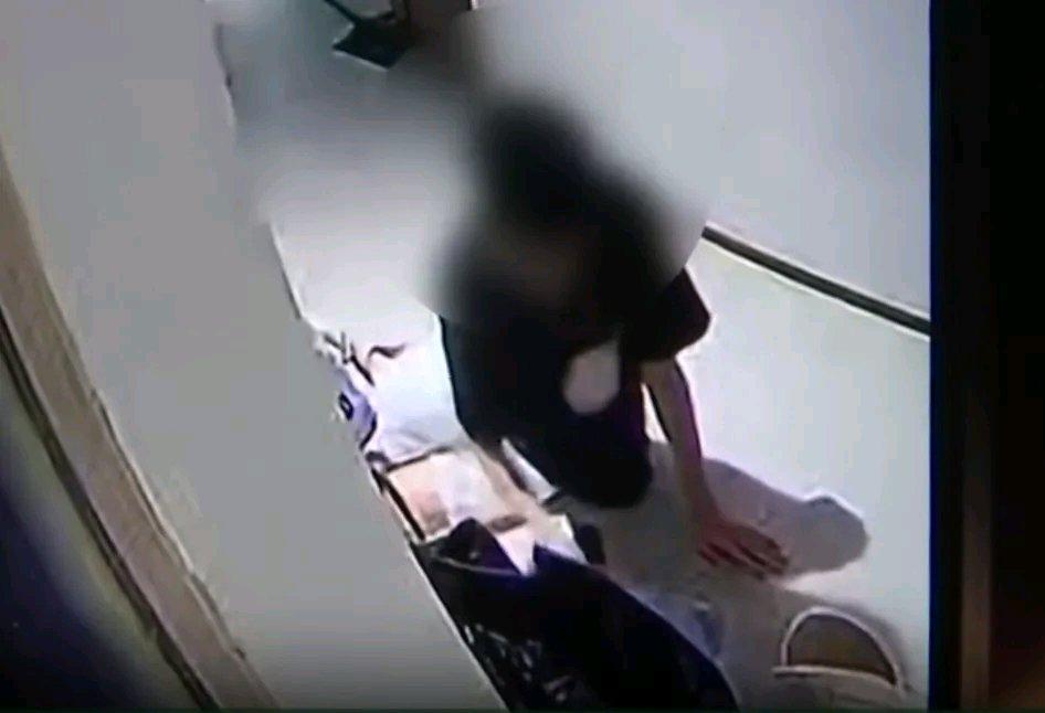 这事儿听起来就头皮发麻！浙江有个女子，清晨看监控发现陌生男子蹲在自家门口，拿着多