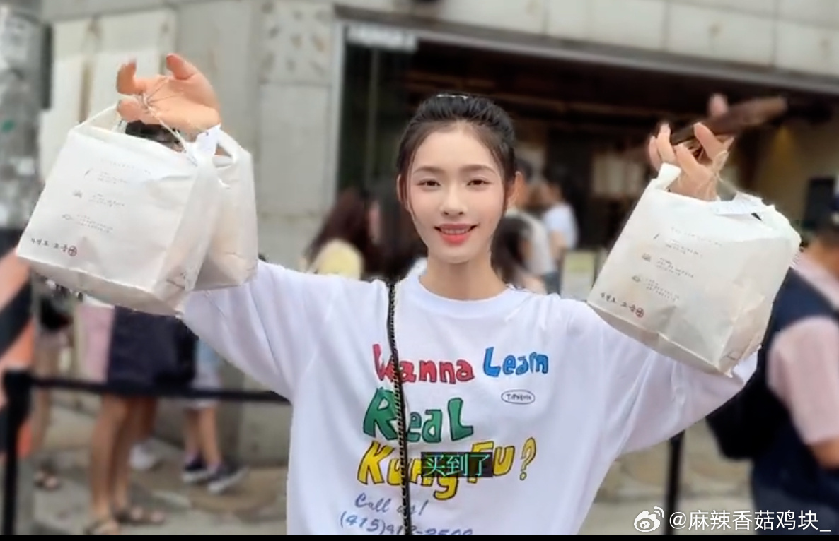 林允在首尔排队买面包这个真的很好吃 