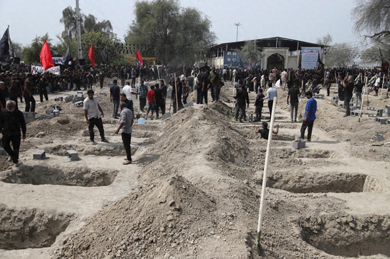 165 名孩子集体出殡？
最小的才 7 岁，伊朗这场葬礼，为啥能让全世界都沉默落