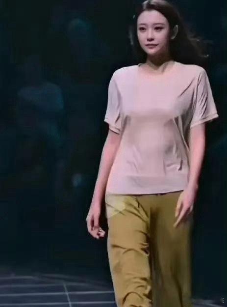 没想到郝蕾还走过T台，这身材和颜值，不输给专业超模 