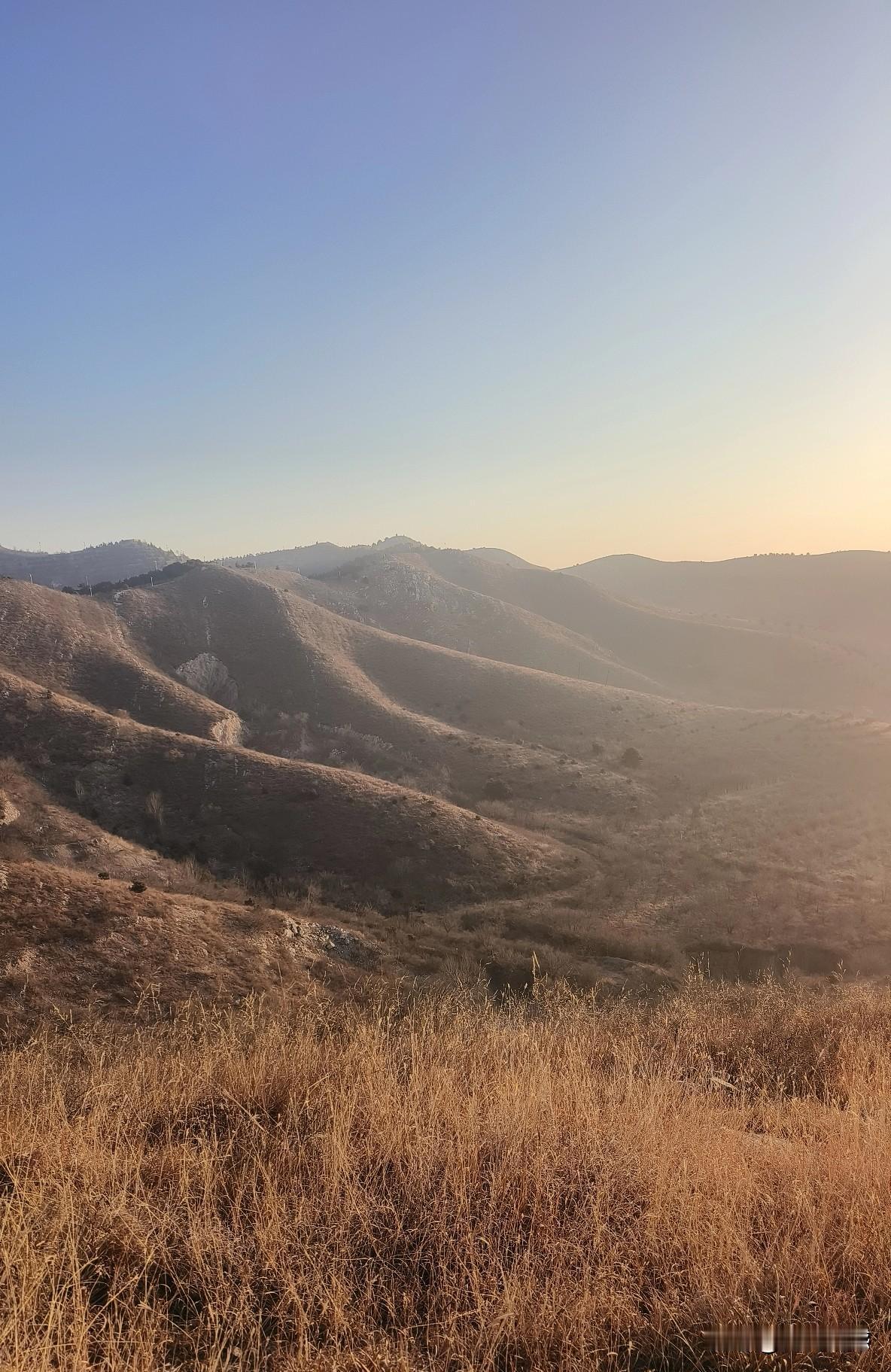 北方的山，苍茫而辽阔，一眼望去，顿时让人的心胸开阔了很多，我喜欢这样的山，喜欢北