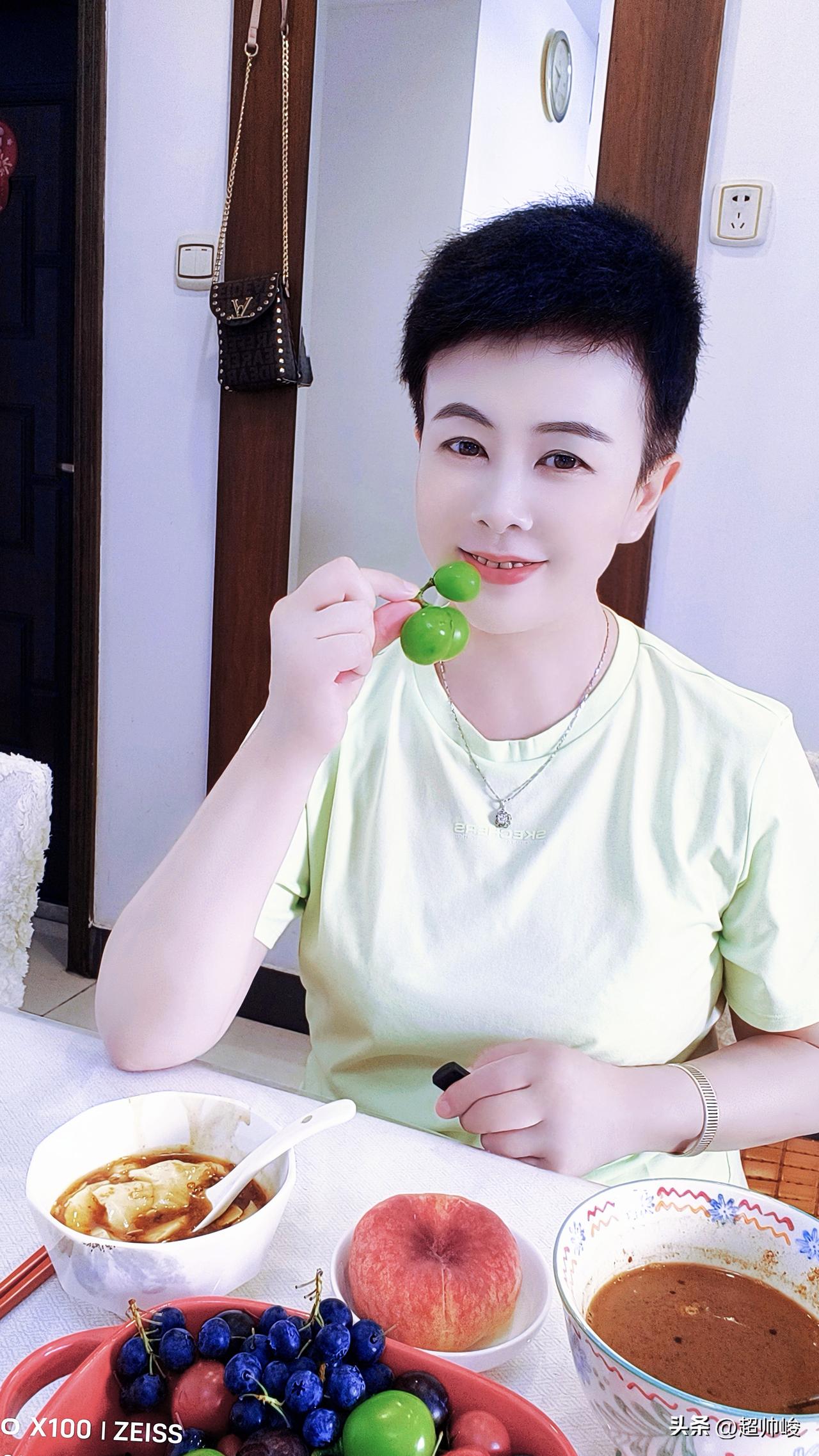 一杯咖啡，慢享悠闲，日子温柔又惬意☕//@飘动的舟:生活的惬意，从自己的一杯咖啡