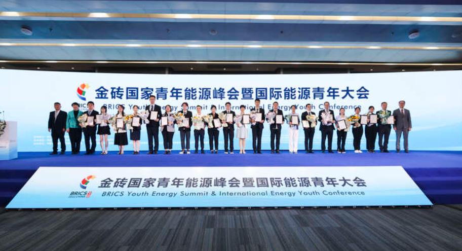 俄罗斯透露，即将在印度召开的金砖会议，因为伊朗问题而产生裂痕。查了一下，发现金砖