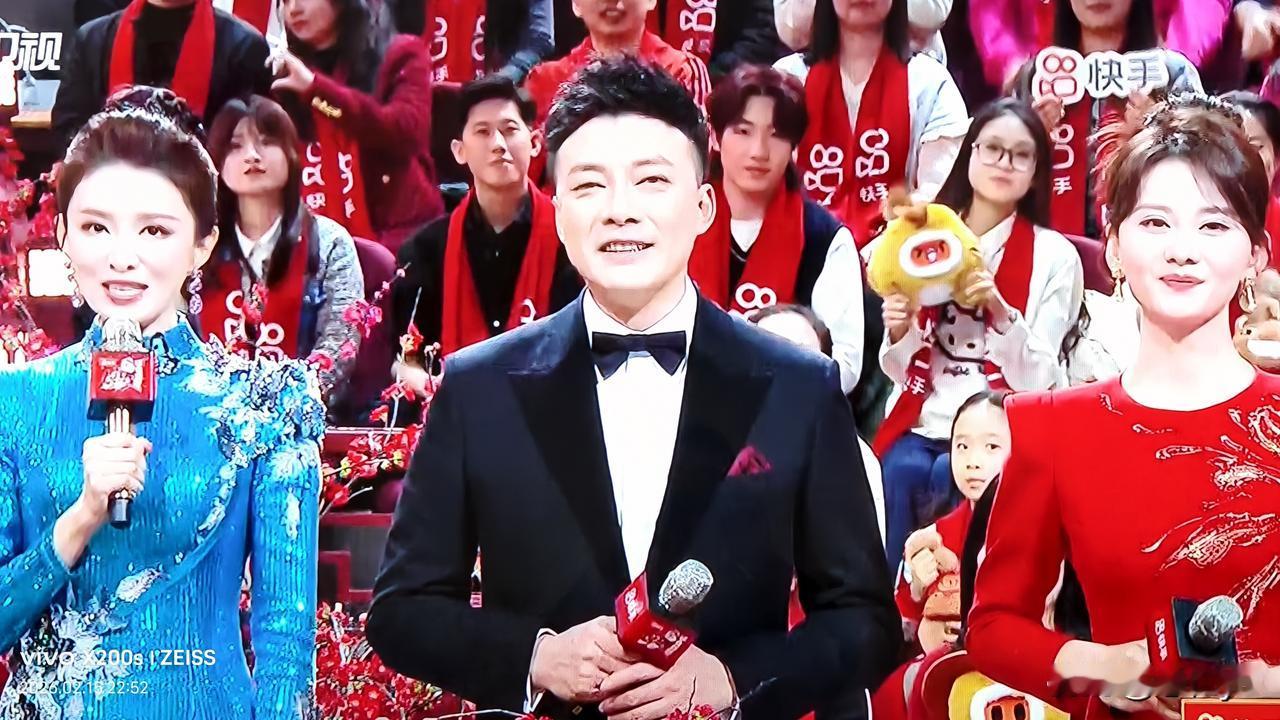 腊月廿八，看过辽视春晚。充满现代气息。EX 仿生人形机器人说脱口秀，机器人上场伴