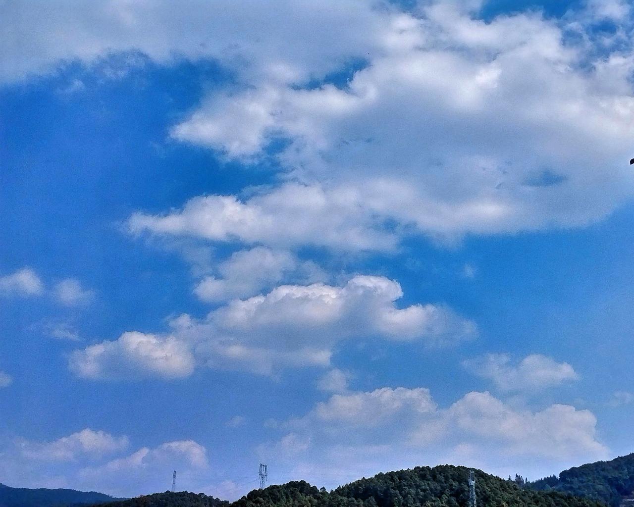 云卷千山外，风拂万里天。随手拍下的这张照片里，天空如一幅绝美画卷在眼前铺陈开来。