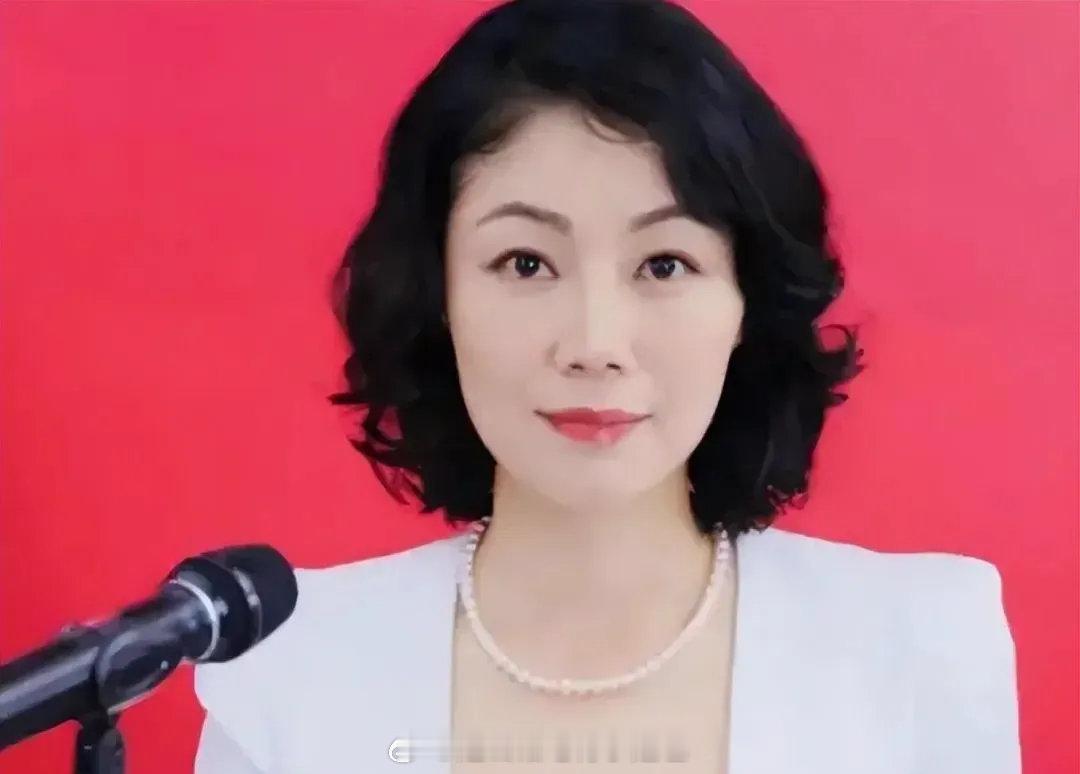 【人生智慧】万科女秘书，年薪849万，年终奖1000万，48岁未婚，仍然宛若少女