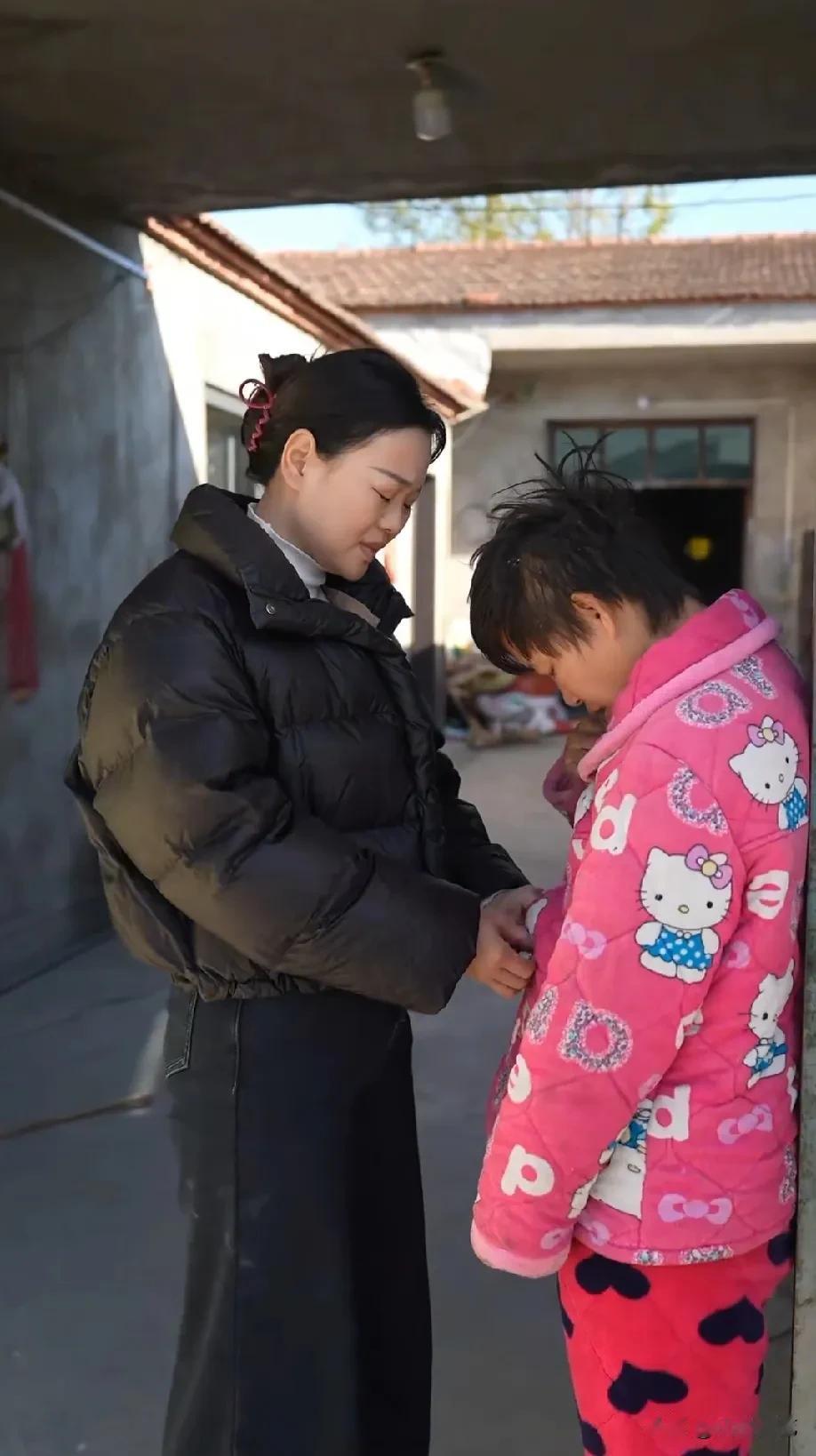 周敏的生母要来认她，周敏左右为难，亮哥给出了这样的建议。

周敏从小被亲生父母抛
