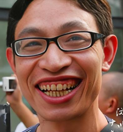 2008年，汶川地震时，正在讲课的北大才子范美忠不管全班学生，自己跑了出去。面对